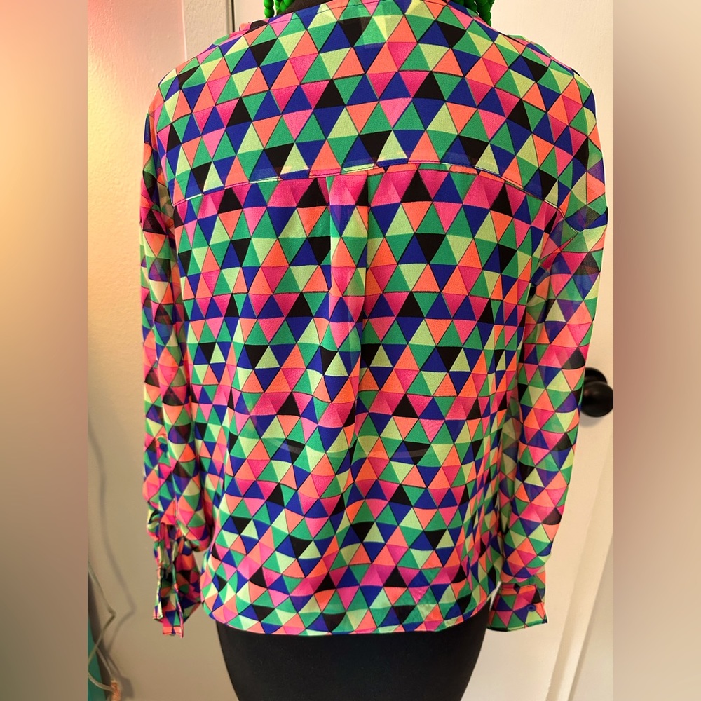 Sheer top, fun pattern - Picture 4 of 4